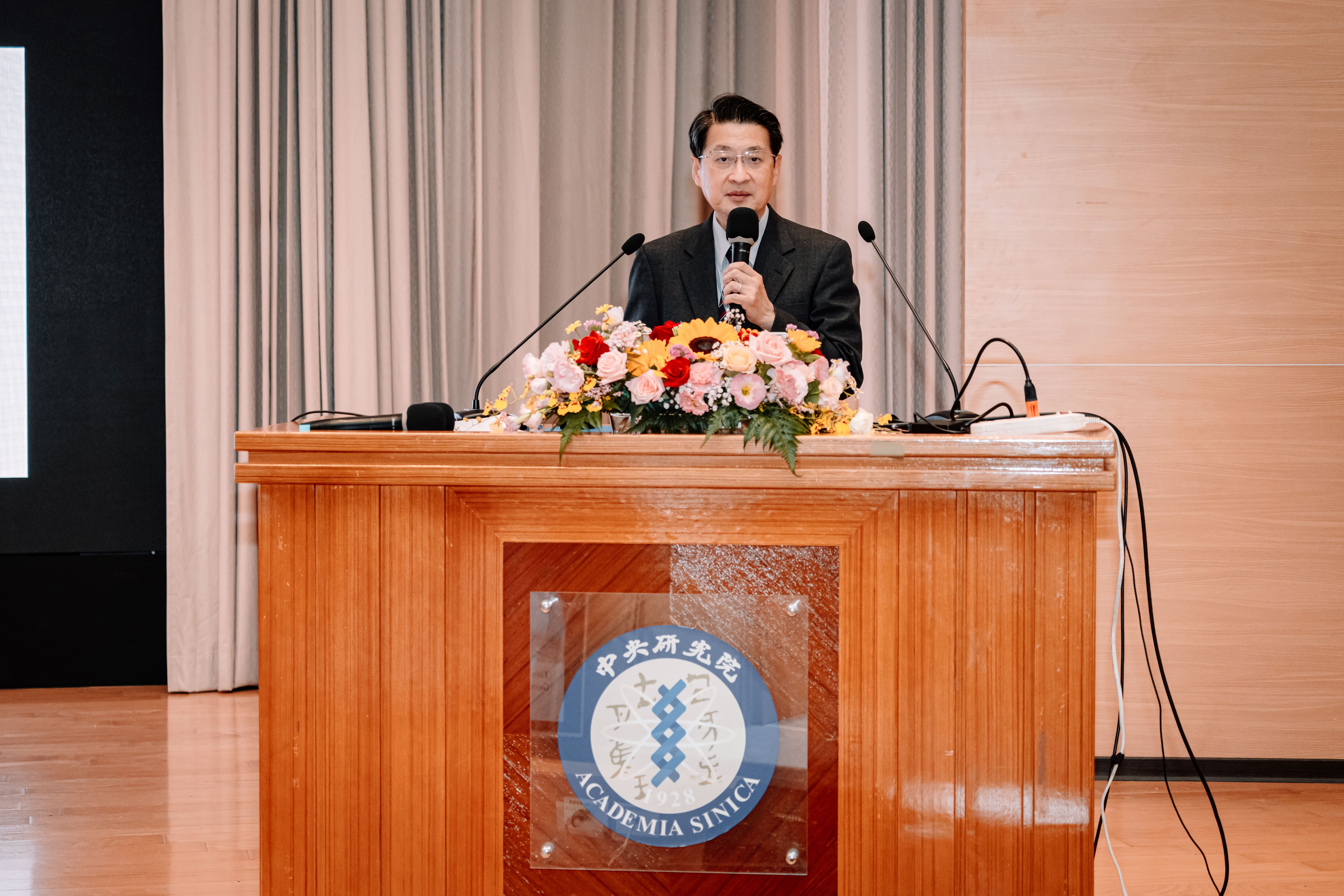 Wu Yu-Shan is delivering a keynote speech.Photo credit Academia Sinica
